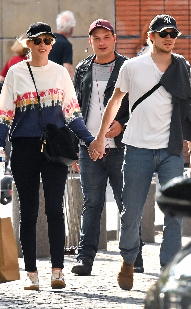 Taylor Swift Enjoys Romantic Outing With Boyfriend Joe Alwyn In Paris E Online